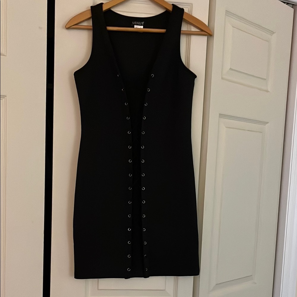 VENUS Black Sleeveless V-Neck Sheath Dress
